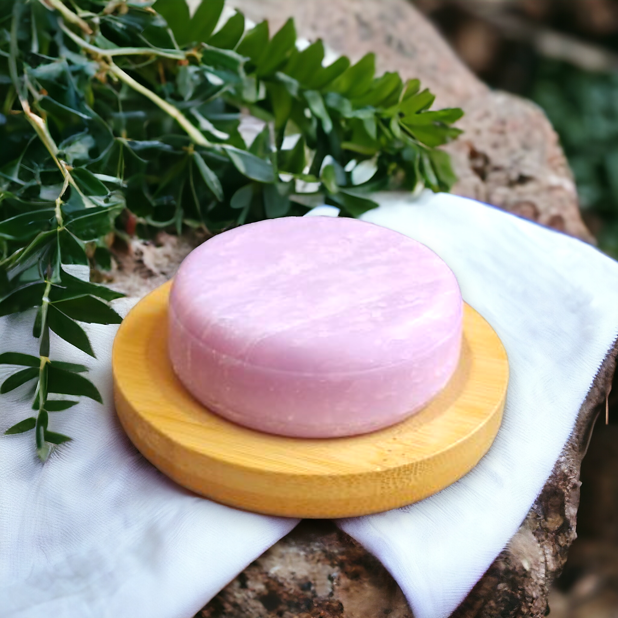 Rosmarin & Koffein schampo placerat i naturlig miljö