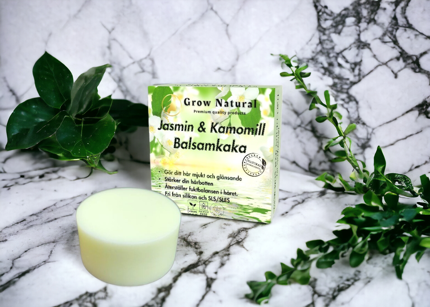 Grow Natural™ – Jasmin & Kamomill Balsam – produktbild med grönt blad i bakgrunden